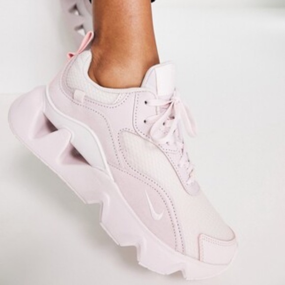 nike ryz 365 sneakers in pink